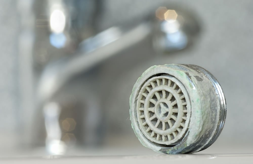 Jak odstranit vodní kámen z WC, baterie nebo kachliček