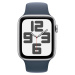 Apple Watch SE (2023) GPS 44mm sportovní silikonový řemínek bouřkově modrý M/L Stříbrná