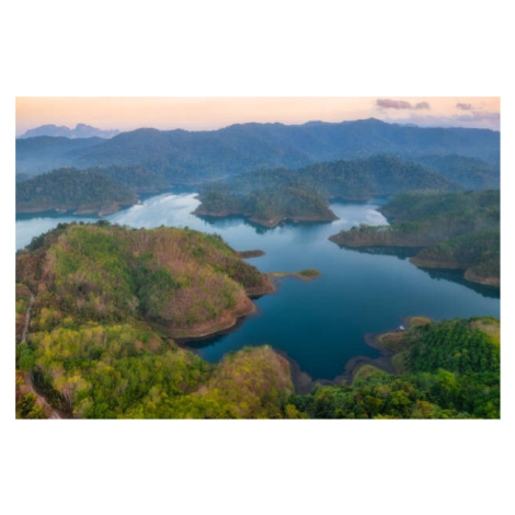 Umělecká fotografie Aerial view of Rajjaprapha dam Kao, Kanok Sulaiman, (40 x 26.7 cm)