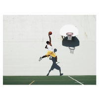 Fotografie Young man shooting at basketball hoop, Thomas Barwick, 40 × 30 cm