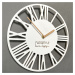 Jednoduché bílé nástěnné hodiny v dřevěném designu