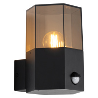 Venkovní nástěnné svítidlo černé s kouřovým sklem šestiúhelník a pohybovým senzorem - Dánsko