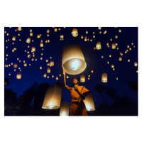 Fotografie Buddhist Monk releasing lanterns into sky, saravutvanset, (40 x 26.7 cm)