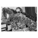 Fotografie English Singer Elton John at his Arrival in Paris : Bunch of Flowers in The Shape of 