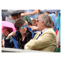 Fotografie Elliott Spencer and Stephen Fry At Wimbledon 2015, Karwai Tang, 40 × 30 cm