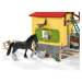 Schleich 42485 Stáj pro koně s příslušenstvím, 60 x 40 x 29,5 cm