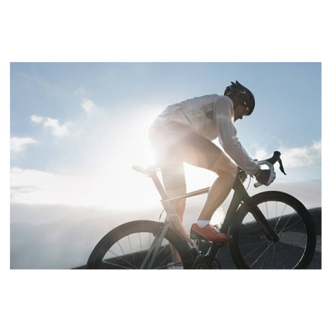 Umělecká fotografie Silhouette of cyclist riding up in high mountains, Stanislaw Pytel, (40 x 26