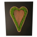 Mechový obrázek s dřevěným srdcem a provazem 40 x 30 cm