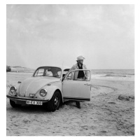 Fotografie A Beetle goes full throttle, 1972, 40 × 40 cm