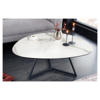 Estila Moderní trojúhelníkový konferenční stolek Ceramia s vrchní deskou s designem bílého mramo