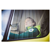 Fotografie Thoughtful mid adult paramedic sitting in, Maskot, 40 × 26.7 cm