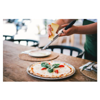 Fotografie An Italian chef generously grating cheddar, Yana Iskayeva, 40 × 26.7 cm