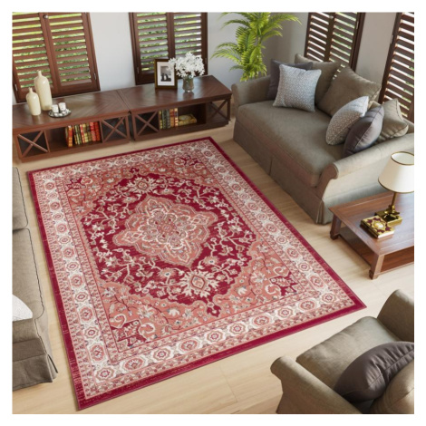 Tradiční červený koberec se vzorem