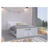 Roztomilá dětská postel s šedým čelem a macíkem