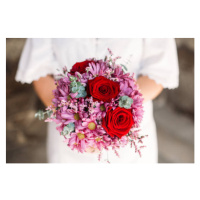 Fotografie Red roses and pink flowers in a bridal bouquet, Os Tartarouchos, 40 × 26.7 cm