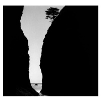 Fotografie The ocean seen through a crevice in shadowed cliff, Zeb Andrews, 40 × 40 cm