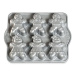 NORDIC WARE Kovový plát s šesti malými bábovkami perníkových postaviček, stříbrný