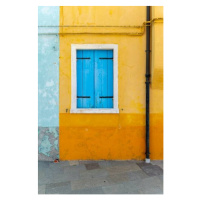 Umělecká fotografie Yellow house with blue window, colorful, imageBROKER/Moritz Wolf, (26.7 x 40