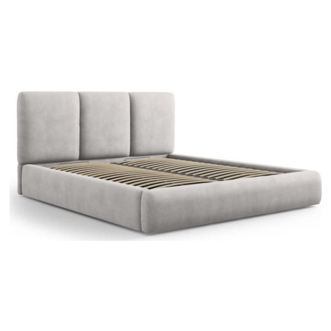Světle šedá čalouněná dvoulůžková postel s úložným prostorem s roštem 160x200 cm Brody – Mazzini Mazzini Sofas