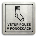 Accept Piktogram "vstup pouze v ponožkách" (80 × 80 mm) (stříbrná tabulka - černý tisk)