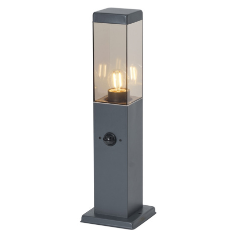 Venkovní lampa tmavě šedá s kouřovým sklem 45 cm IP44 se zásuvkou a senzorem pohybu - Malios QAZQA