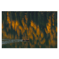 Fotografie Aerial view of boat sailing by beautiful autumn lake with forest reflection in water,