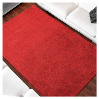 Jednobarevný koberec červené barvy