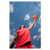 Fotografie Basketball player shooting basket, view from below, Johannes Kroemer, (26.7 x 40 cm)