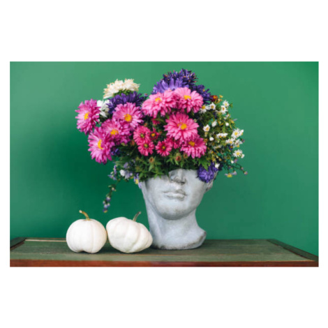 Fotografie Head-shaped vase with a bouquet of flowers., Maryna Terletska, 40x26.7 cm