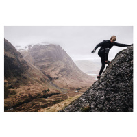 Fotografie A free runner climbs a steep mountain rock face, Luca Sage, 40x26.7 cm