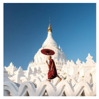 Umělecká fotografie Buddhist monk walking across arches of temple, Martin Puddy, (40 x 40 cm)