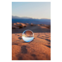 Umělecká fotografie Glass Sphere on Desert Sand, Lena Wagner, (26.7 x 40 cm)