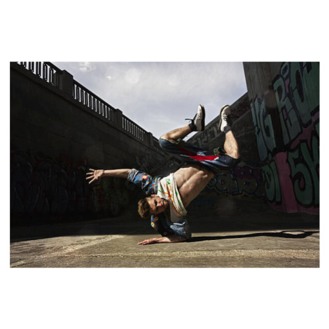 Fotografie Man dancing Hip-hop in urban, Eugene_Onischenko, 40 × 26.7 cm