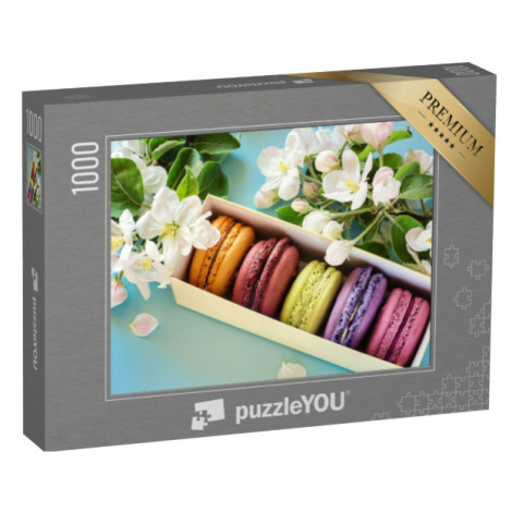 puzzle 1000 dílků „Krabice barevných makronek orámovaná květy jabloní“