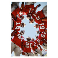 Fotografie Football team in huddle, low angle view, Getty Images, (26.7 x 40 cm)