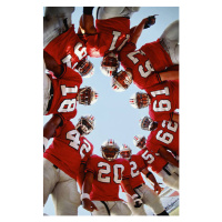 Fotografie Football team in huddle, low angle view, Getty Images, 26.7 × 40 cm