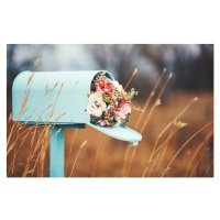 Fotografie Pastel teal mailbox with bouquet of flowers, CatLane, 40x26.7 cm