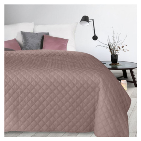 Růžový přehoz na postel s módním prošíváním