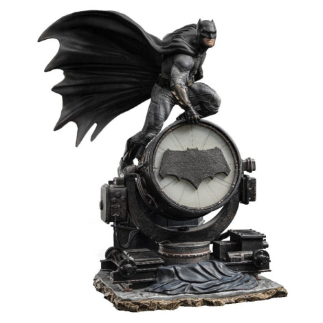 Soška Iron Studios Batman on Batsignal Deluxe - Zack Snyder`S Juistice League - DC Comics - Art 