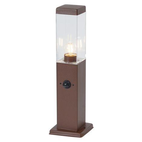 Venkovní lampa rezavě hnědá s čirým sklem 45 cm IP44 se zásuvkou a senzorem pohybu - Malios QAZQA