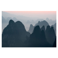 Fotografie Sunrise behind mountains landscape in Xingping, Philippe LEJEANVRE, 40 × 26.7 cm