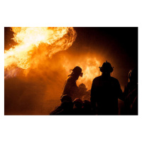 Fotografie Silhouette of Firemen fighting a raging fire, Thanarak, 40 × 26.7 cm