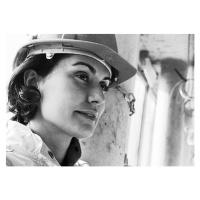 Umělecká fotografie Woman wearing hard hat, close-up, b&w, James Hardy, (40 x 30 cm)