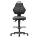 eurokraft pro Pracovní otočná židle, černá, s kolečky brzděnými při zatížení a nožním kruhem, ko