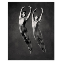 Fotografie Male and female dancers in mid-air leap (B&W), Ray Massey, 30 × 40 cm