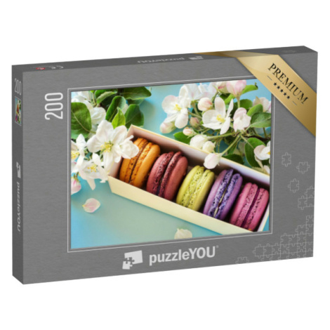 puzzle 200 dílků „Krabice barevných makronek orámovaná květy jabloní“