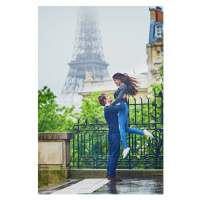 Fotografie Happy young couple in front of the Eiffel tower, encrier, 26.7 × 40 cm