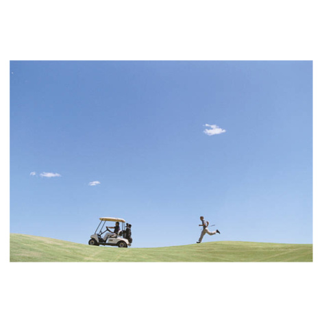 Fotografie Golfer Chasing Golf Cart, Sean Justice, 40 × 26.7 cm