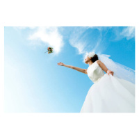 Fotografie Bride Throwing Bouquet, a-clip, 40x26.7 cm