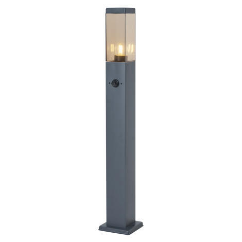 Venkovní lampa tmavě šedá s kouřovým sklem 80 cm IP44 se zásuvkou a senzorem pohybu - Malios QAZQA